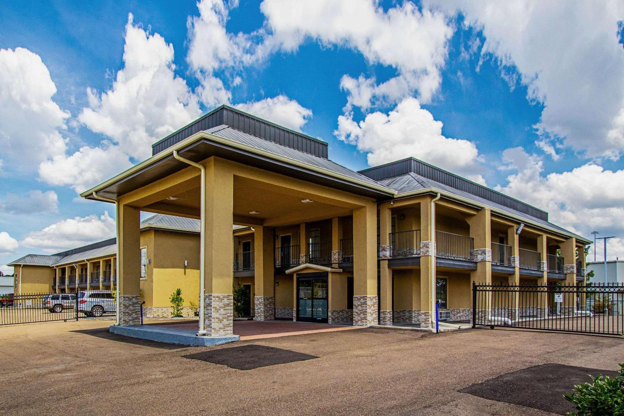 Super 8 By Wyndham Jackson Ms Hotel Exterior photo